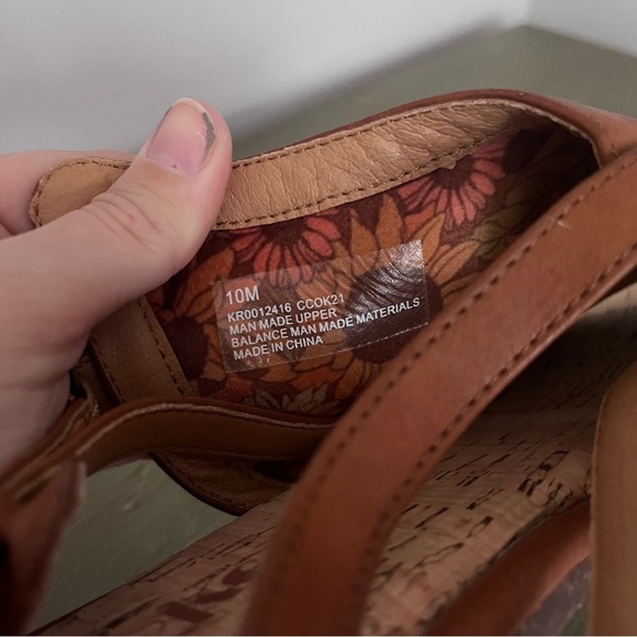 Tan Leather Sandals NWOT Korks Comfy Flats Euro Beachy Casual Vacation - Picture 6 of 6